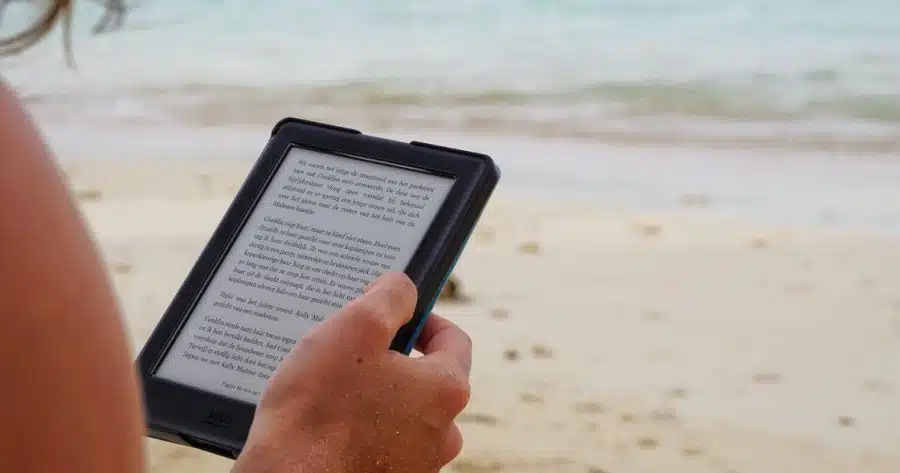 WHAT IS EXTENSIVE READING AND SHOULD OUR STUDENTS BE DOING IT?