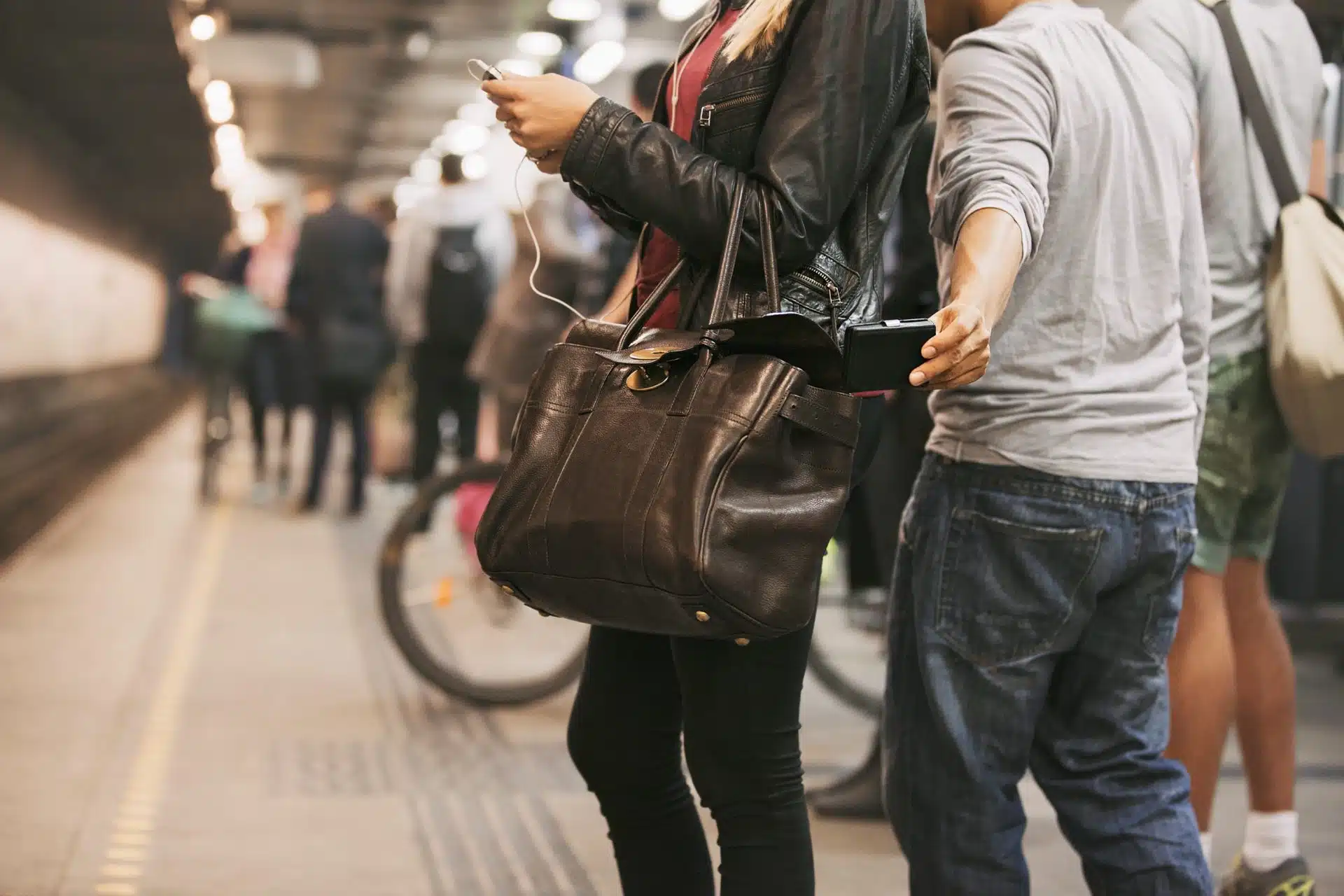 pickpocketing is a common travel scam