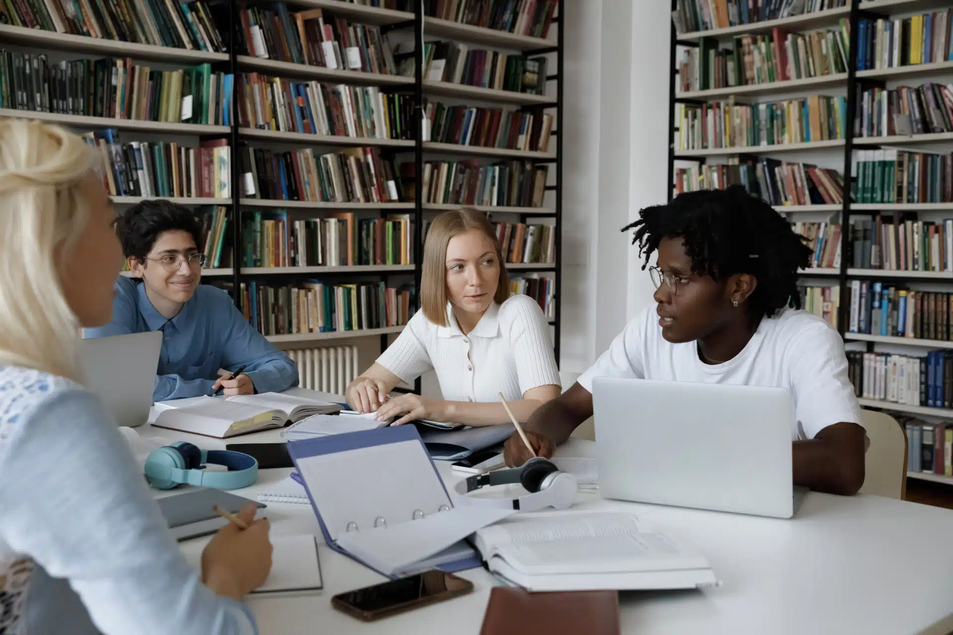Teacher teaching English to refugee students